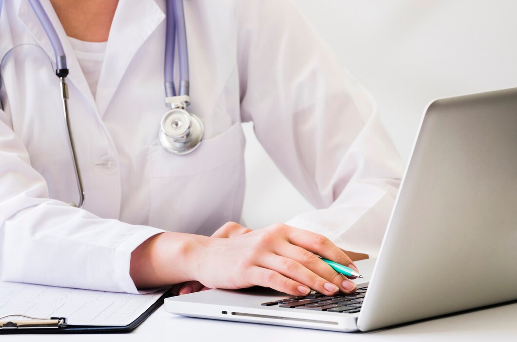 um-medico-feminino-com-estetoscopio-ao-redor-dela-pescoco-usando-computador-portatil-escrivaninha-23-2148129592-20260623092046.jpg