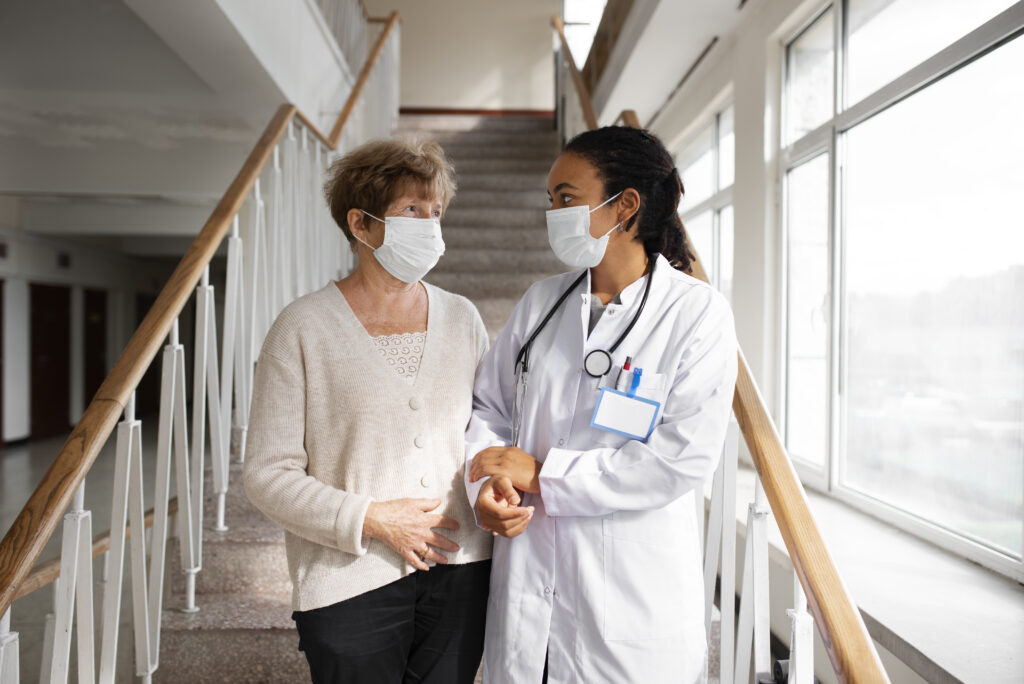 Médica cuidando da segurança do paciente